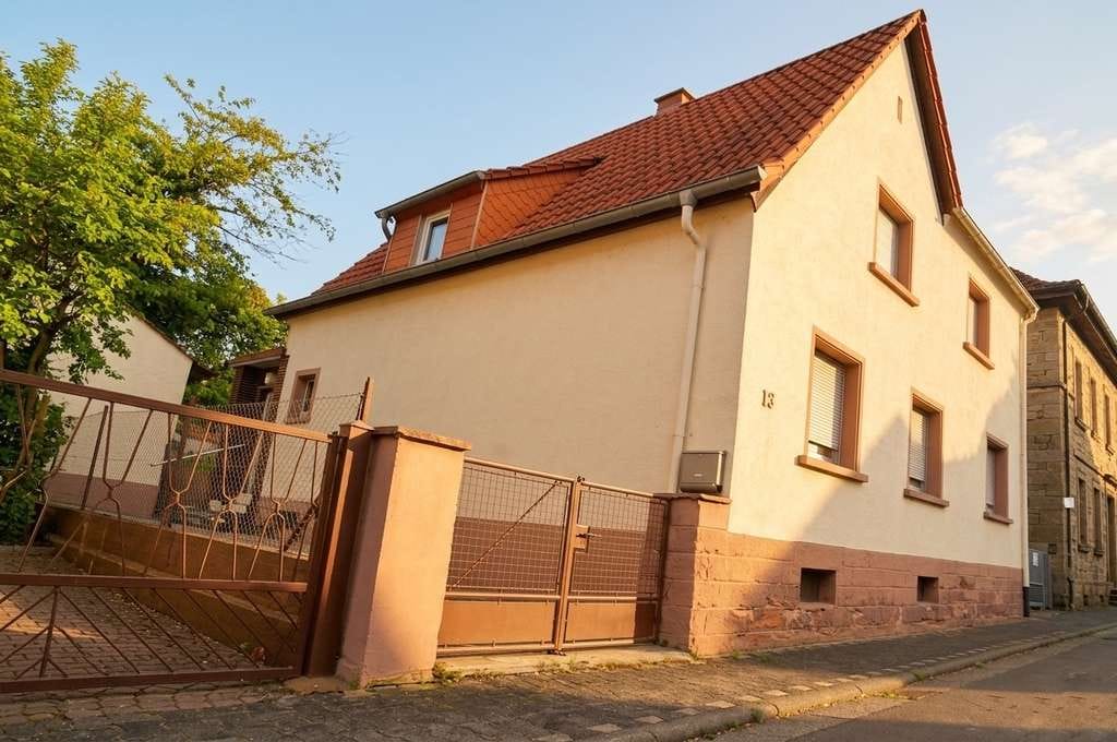 Immobilie in Eisenberg (Pfalz) - Charmantes Einfamilienhaus mit 7 Zimmern in zentraler Lage – vielseitig nutzbar & sofort verfügbar  - Bild 1