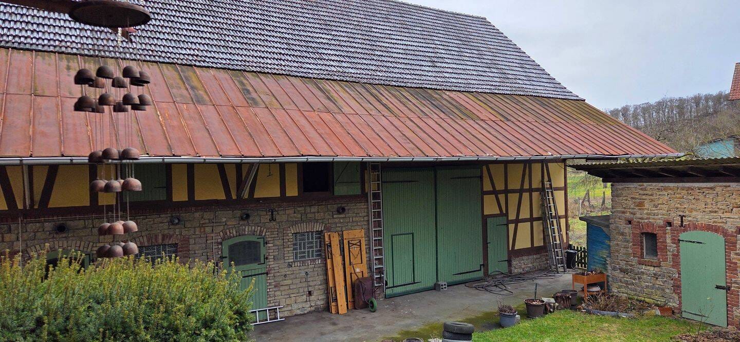 Immobilie in Gladenbach - Ideal für Tierhaltung: Wohnhaus mit Stallungen und Scheune mit 3603 m² Grundstück - Bild 2