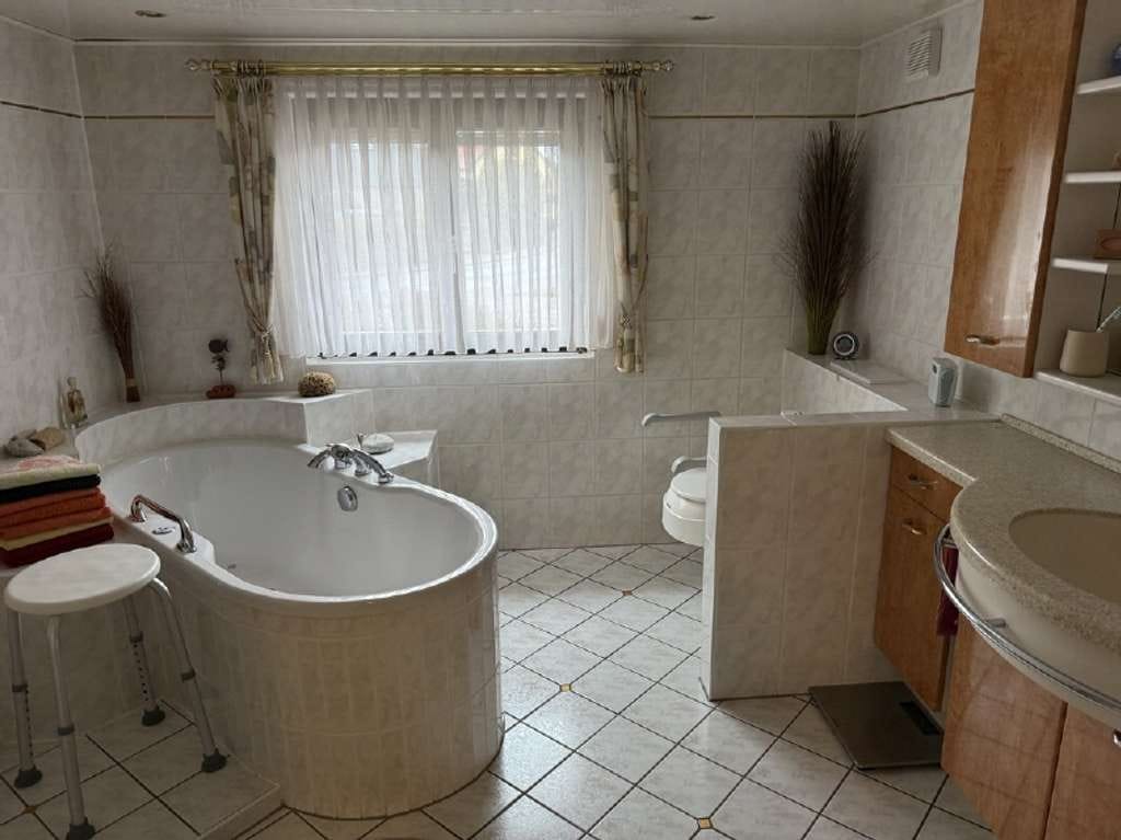 Immobilie in Drei Gleichen - Einfamilienhaus mit großem Nebengelass - Bild 3