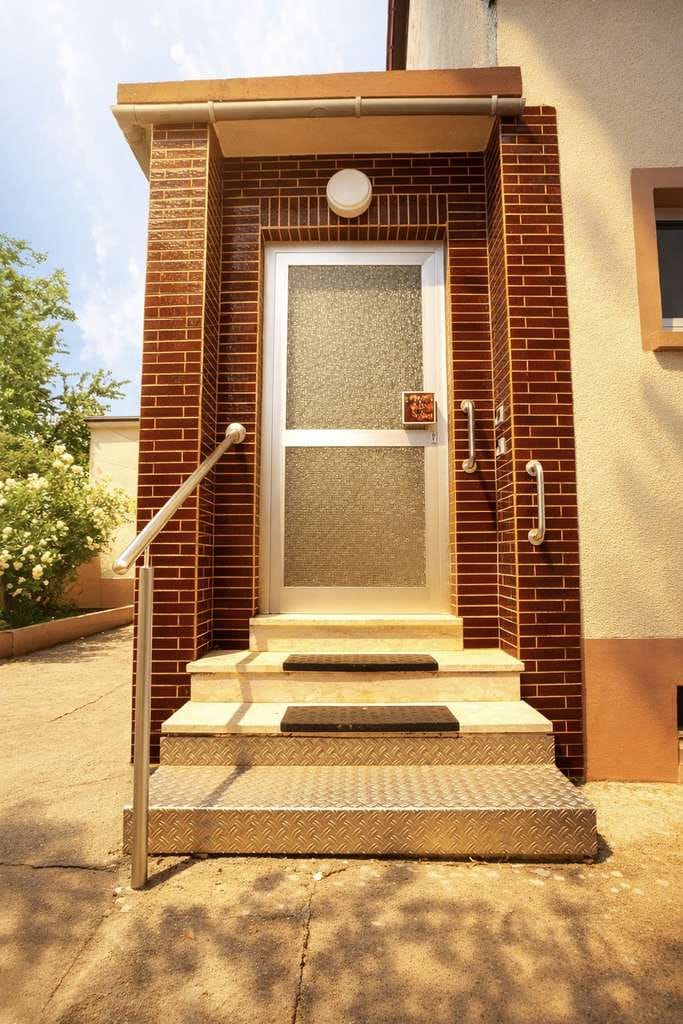 Immobilie in Eisenberg (Pfalz) - Charmantes Einfamilienhaus mit 7 Zimmern in zentraler Lage – vielseitig nutzbar & sofort verfügbar  - Bild 3