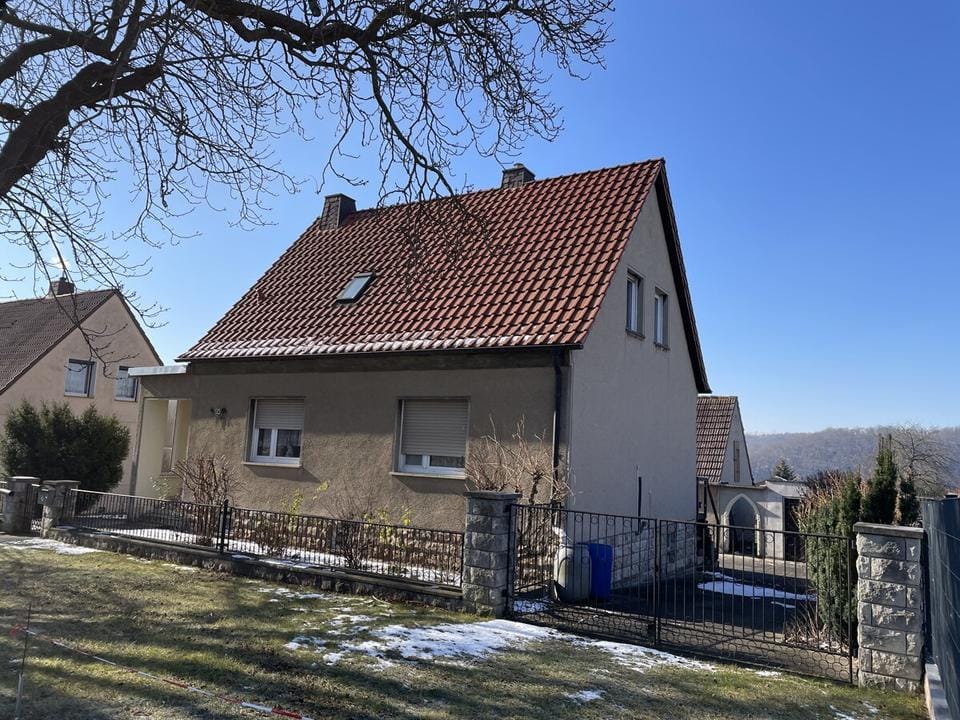 Immobilie in Laucha an der Unstrut - Einfamilienhaus mit großem Gartengrundstück und tollem Blick in das Unstruttal - Bild 0