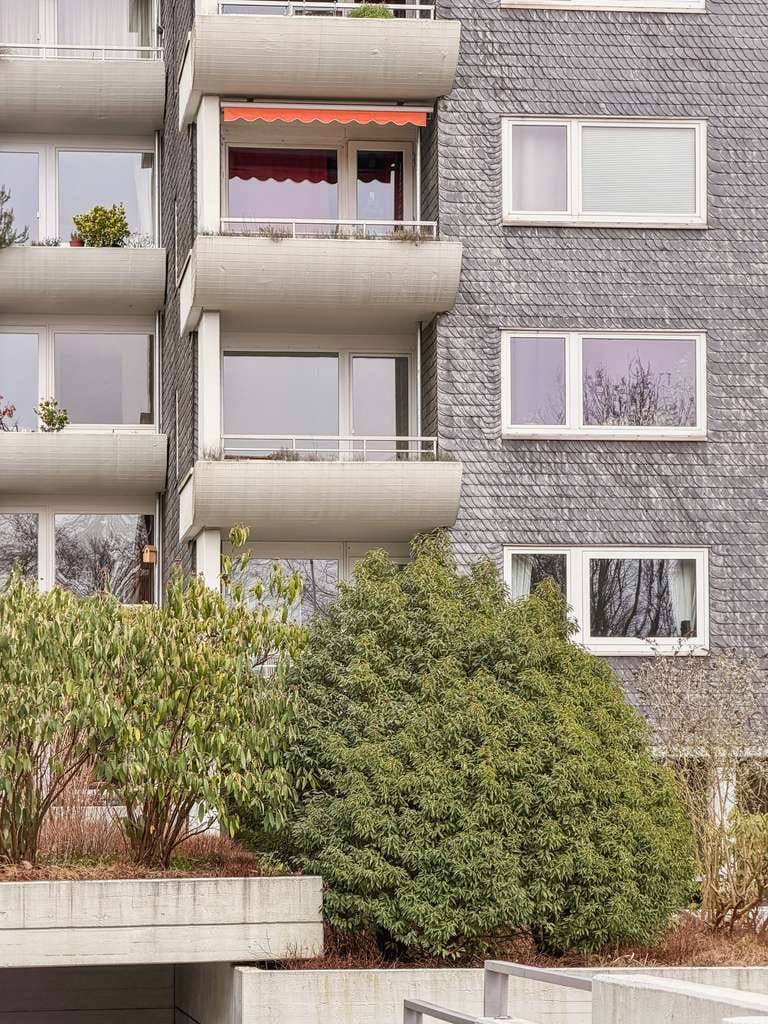 Immobilie in Erkrath - Lichtdurchflutete 2,5-Zi.-ETW mit TG-Stellplatz und Naturschutzblick in Erkrath-Hochdahl - Bild 0