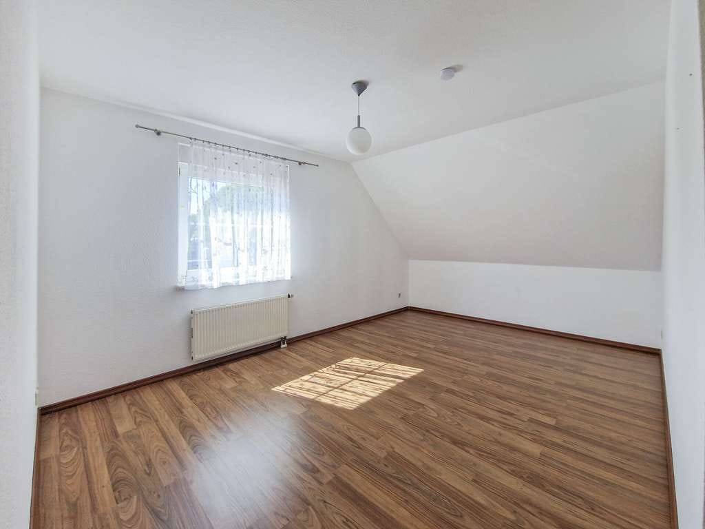 Immobilie in Wacken - Sonnige Dachgeschosswohnung mit Südbalkon, Carport & Ausbaureserve – Wohnen in ruhiger 4-Parteien-An - Bild 4