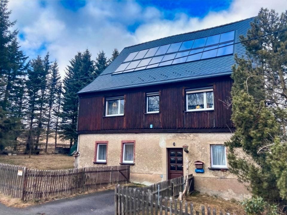 Immobilie in Jöhstadt - Wohnen, wo andere Urlaub machen – Idyllisches Einfamilienhaus mit großem Grundstück - Bild 0