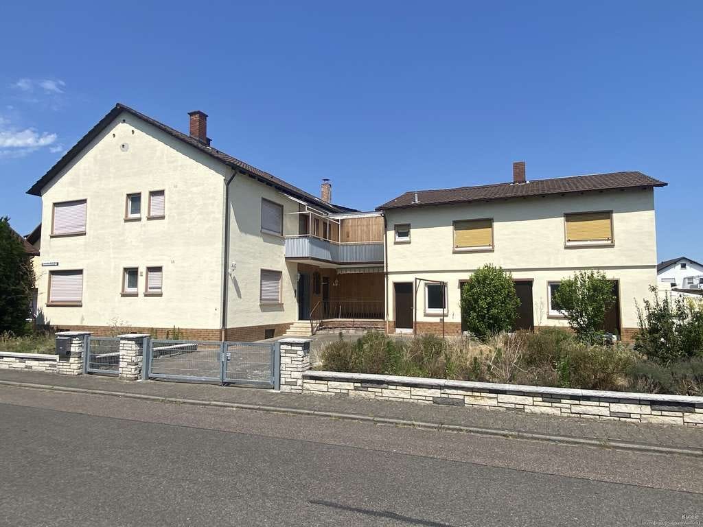 Immobilie in Waghäusel - 2-Familienhaus mit Scheune in Waghäusel-Wiesental zu verkaufen! - Bild 0