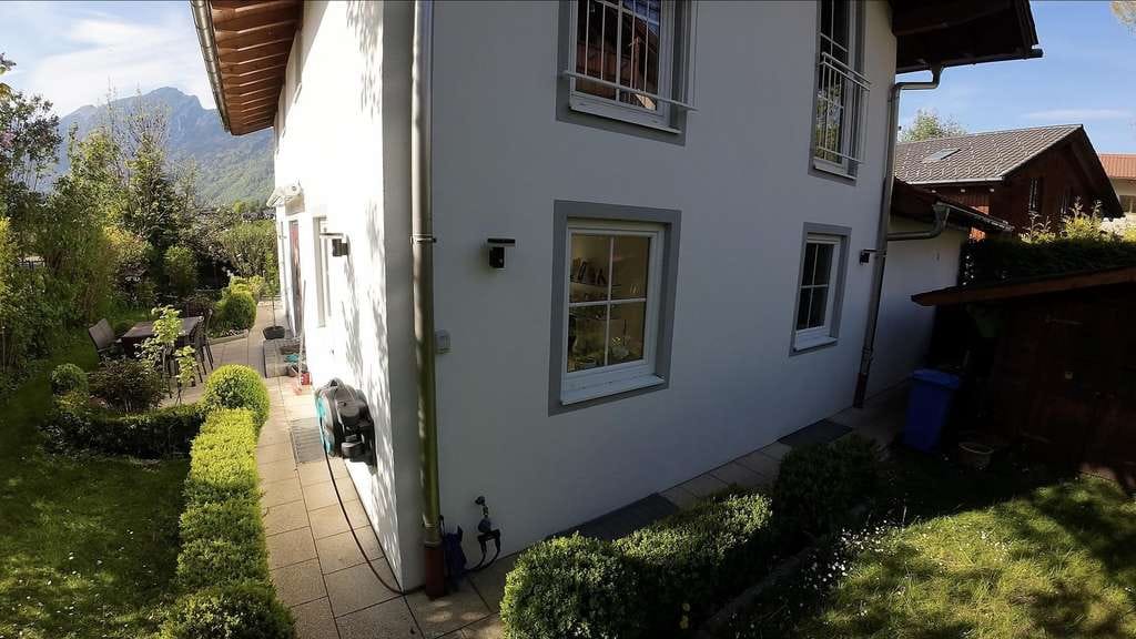 Immobilie in Bayerisch Gmain - Sonniges Familienglück mit Bergblick: Gepflegtes Einfamilienhaus, FBH, Kamin, PV - Bild 4