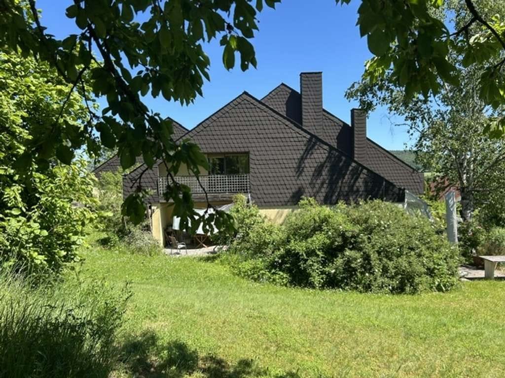 Immobilie in Maroldsweisach - Maroldsweisach - Zweigenerationen Arztvilla + 3 x Einliegerwohnungen -
 zwei Garagen - Traum-Garten - Bild 0
