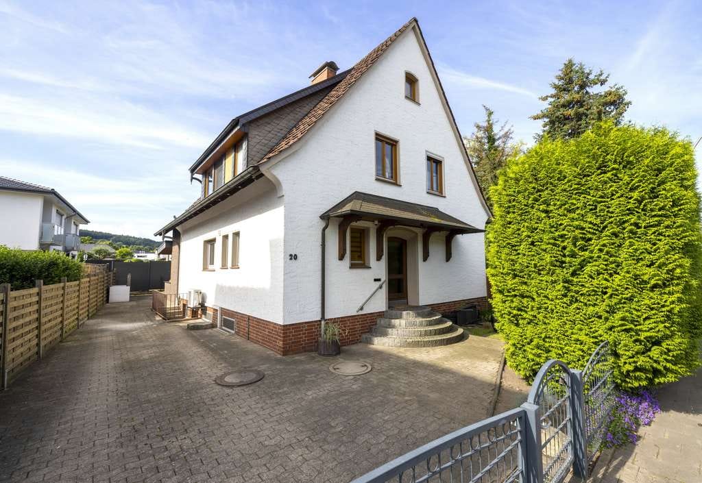 Immobilie in Lübbecke - Zentrumsnahes Wohnhaus mit Wintergarten, Kamin & Potenzial für zwei Wohneinheiten - Bild 1