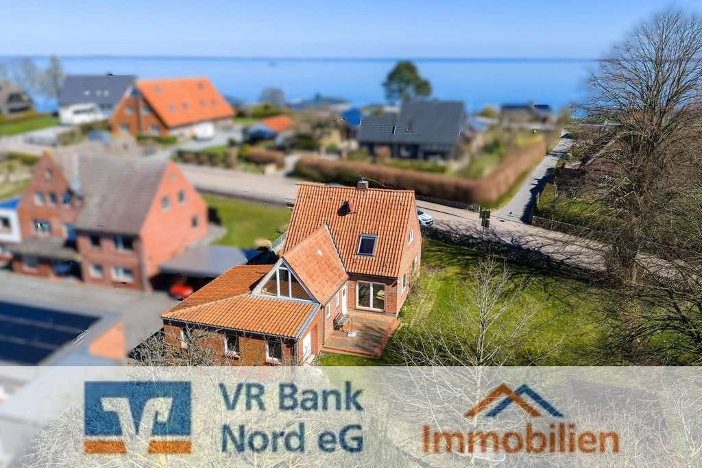 Immobilie in Steinberg - Wohnen, wo das Meer zum Alltag gehört - Solides, modernisiertes Haus auf großem Grundstück - Bild 0