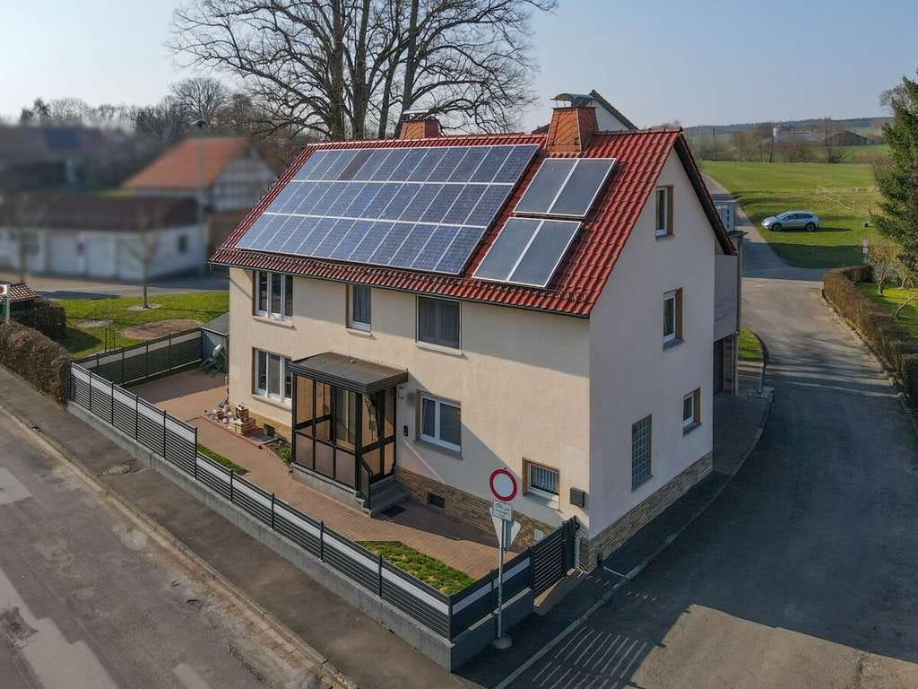Immobilie in Schenklengsfeld - Ein- bis Zweifamilienhaus mit Dachterrasse, PV-Anlage und neuer Heizung in Schenklengsfeld - Konrode - Bild 0