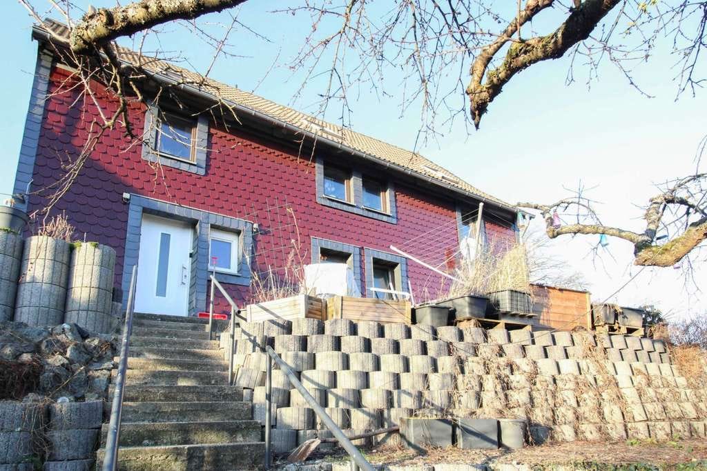 Immobilie in Langelsheim - Umfangreich modernisiertes Einfamilienhaus mit 6 Zimmern, großem Garten und Bergblick  - Bild 1