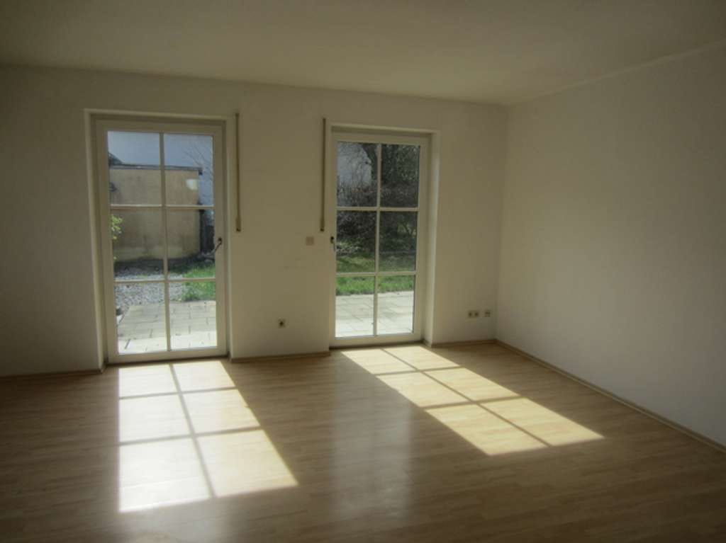 Immobilie in Essenbach - Gepflegtes Mehrfamilienhaus absolut ruhig gelegen in Essenbach-Mirskofen Terrasse drei Balkone - Bild 2