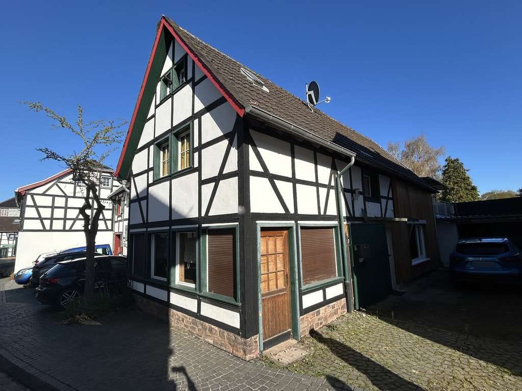 Immobilie in Mechernich - Charmantes Fachwerkhaus mit Innenhof und Garage in zentraler Lage von Kommern - Bild 0