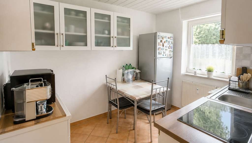Immobilie in Bad Urach - Vermietete 3-Zimmer-Wohnung mit Balkon in ruhiger Waldrandlage | Fassade saniert - Bild 2