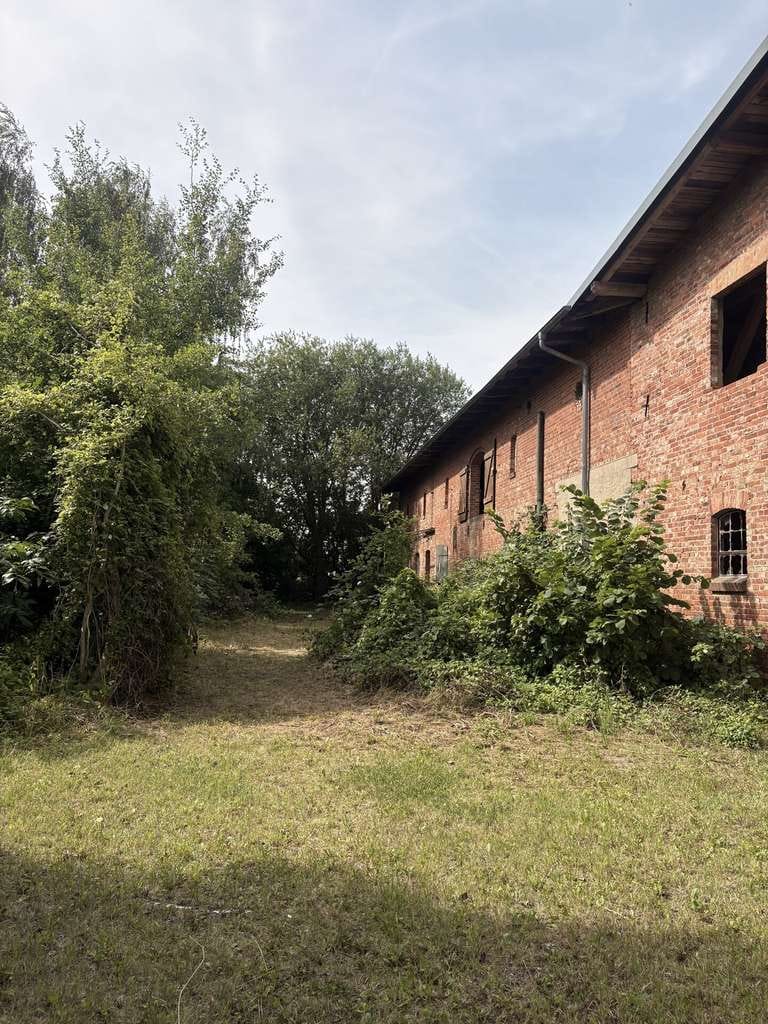Immobilie in Casekow - Schlossnahes Künstlerdomizil mit Wohnhaus und großzügiger Scheune! - Bild 2