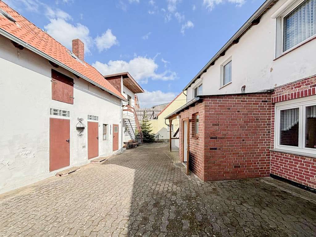 Immobilie in Brome - Charmantes Einfamilienhaus mit großem Nebengebäude, Garten und zwei Garagen im Landkreis Gifhorn - Bild 2