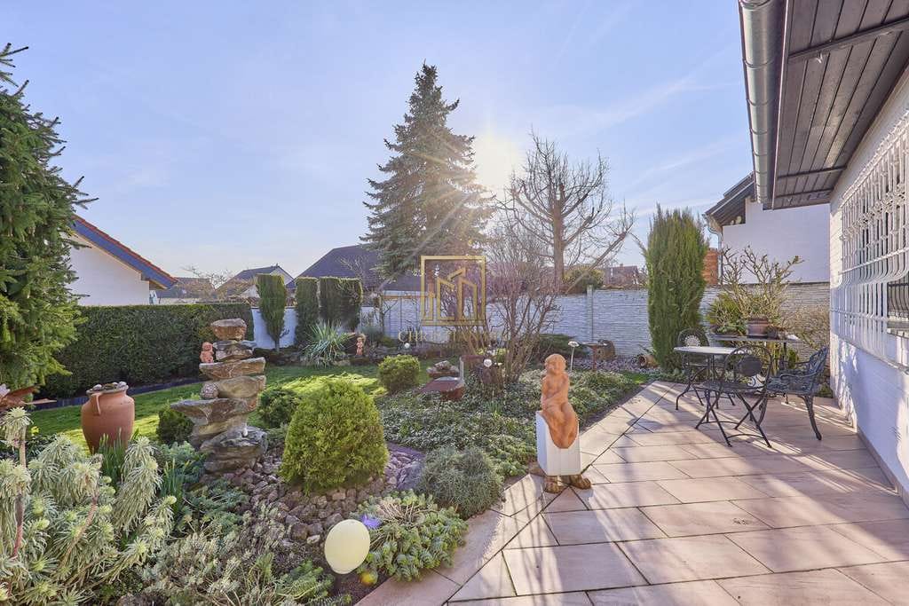 Immobilie in Flörsheim-Dalsheim - Christian Dik Immobilien/ Großzügiger Bungalow in ruhiger Lage – sonniger Garten & große Terrasse - Bild 2