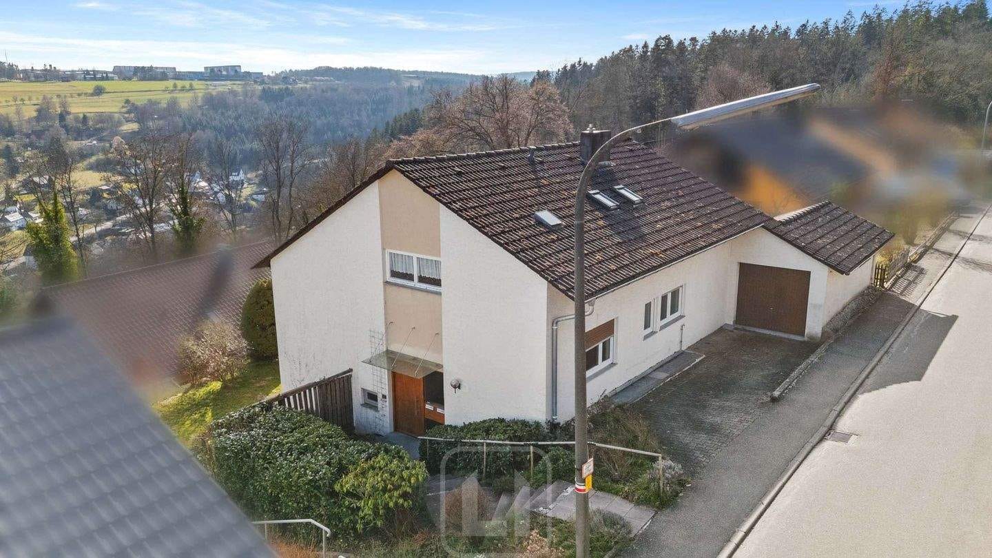 Immobilie in Altensteig - Zweifamilienwohnhaus voller Charme | Traumhafte Aussicht | Grüner Garten | Pure Lebensfreude - Bild 3