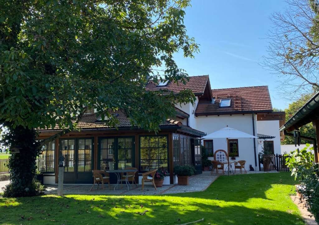 Immobilie in Mariaposching - Exklusiver Landsitz m. Einliegerwhg., Nebengebäuden + 4.700 m² Grundstück in herrlicher Ortsrandlage - Bild 1