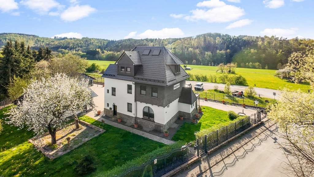 Immobilie in Hatzfeld - Exklusives Wohnerlebnis: Bahnhofsanwesen- modernisiert, in idyllischer Lage - Bild 1
