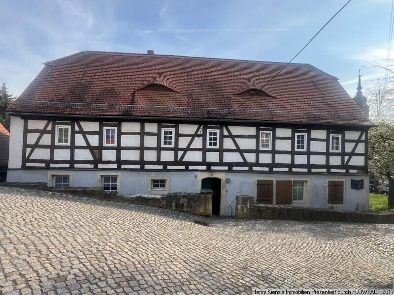Immobilie in Nünchritz - Denkmalgeschützte Alte Schule in Seußlitz - Sanierungsobjekt mit Geschichte - Bild 1