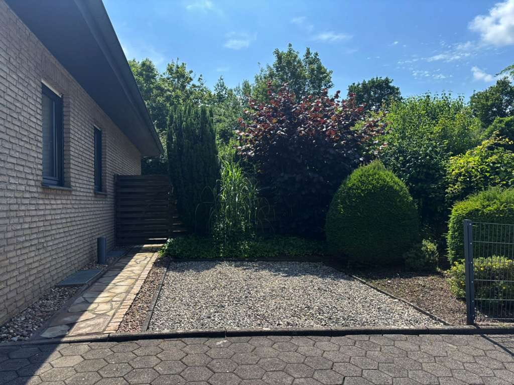 Immobilie in Borgholzhausen - Borgholzhausen-Zentrum: Attraktives, gepflegtes Haus, viel Platz und einzigartige Gartengestaltung! - Bild 2