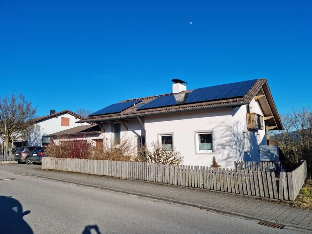 Immobilie in Söchtenau - Großzügiges Garten-Idyll in Söchtenau: Modernes Souterrain mit riesiger Terrasse - Bild 1