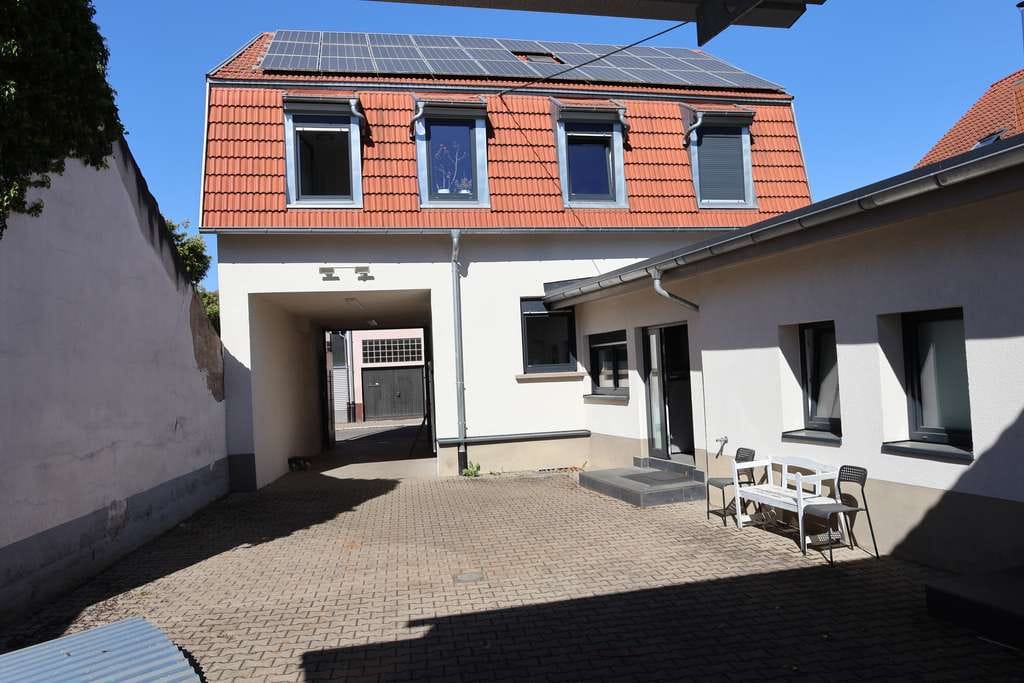 Immobilie in Plankstadt - Seltene Gelegenheit-gute Lage ! Renoviertes Zweifam. Haus Photovoltaik-Gewerbeeinheit-Wohnen u. mehr - Bild 2