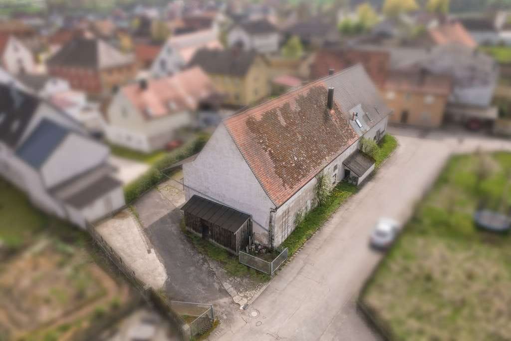 Immobilie in Schlüsselfeld - Zweifamilienhaus mit Scheune, Garten und vielseitigem Nutzungspotenzial - Bild 3
