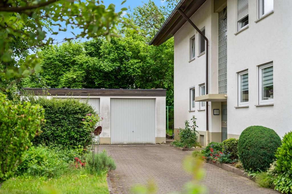 Immobilie in Denzlingen - Großzügige 3-Zimmer-Wohnung mit Südbalkon, modernisiertem Bad, langfristig Mietverhältnis & Garage - Bild 1