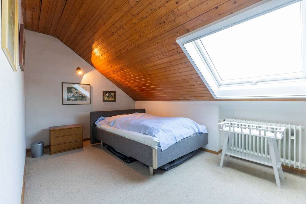 Immobilie in Bischofsheim - 3-Zimmer-Dachgeschosswohnung mit Tageslichtbad und Garage in kleinem Mehrfamilienhaus - Bild 2