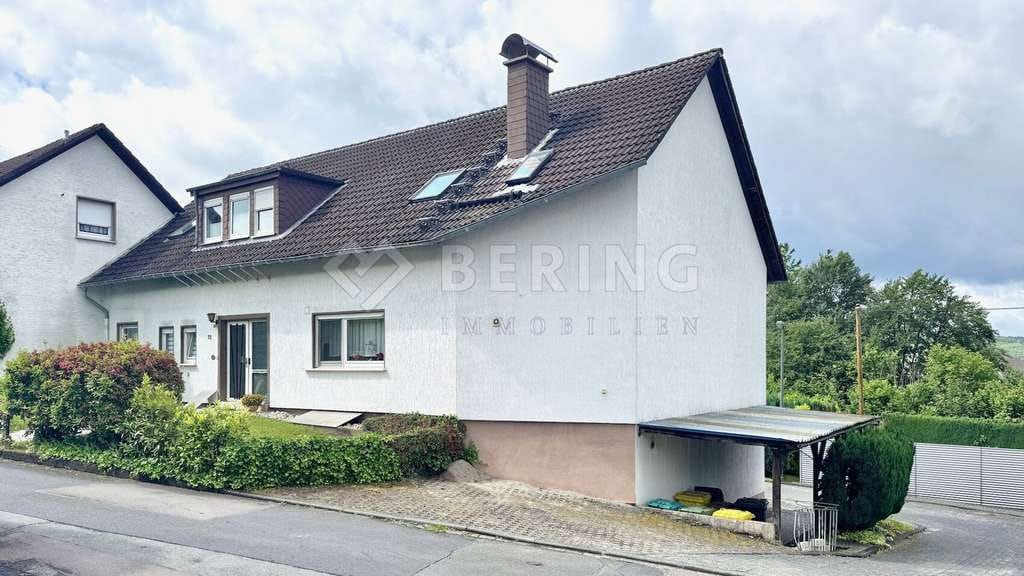 Immobilie in Netphen - DACHGESCHOSSWOHNUNG MIT ZWEI (!) GARAGEN UND CARPORT  I  NETPHEN - Bild 1