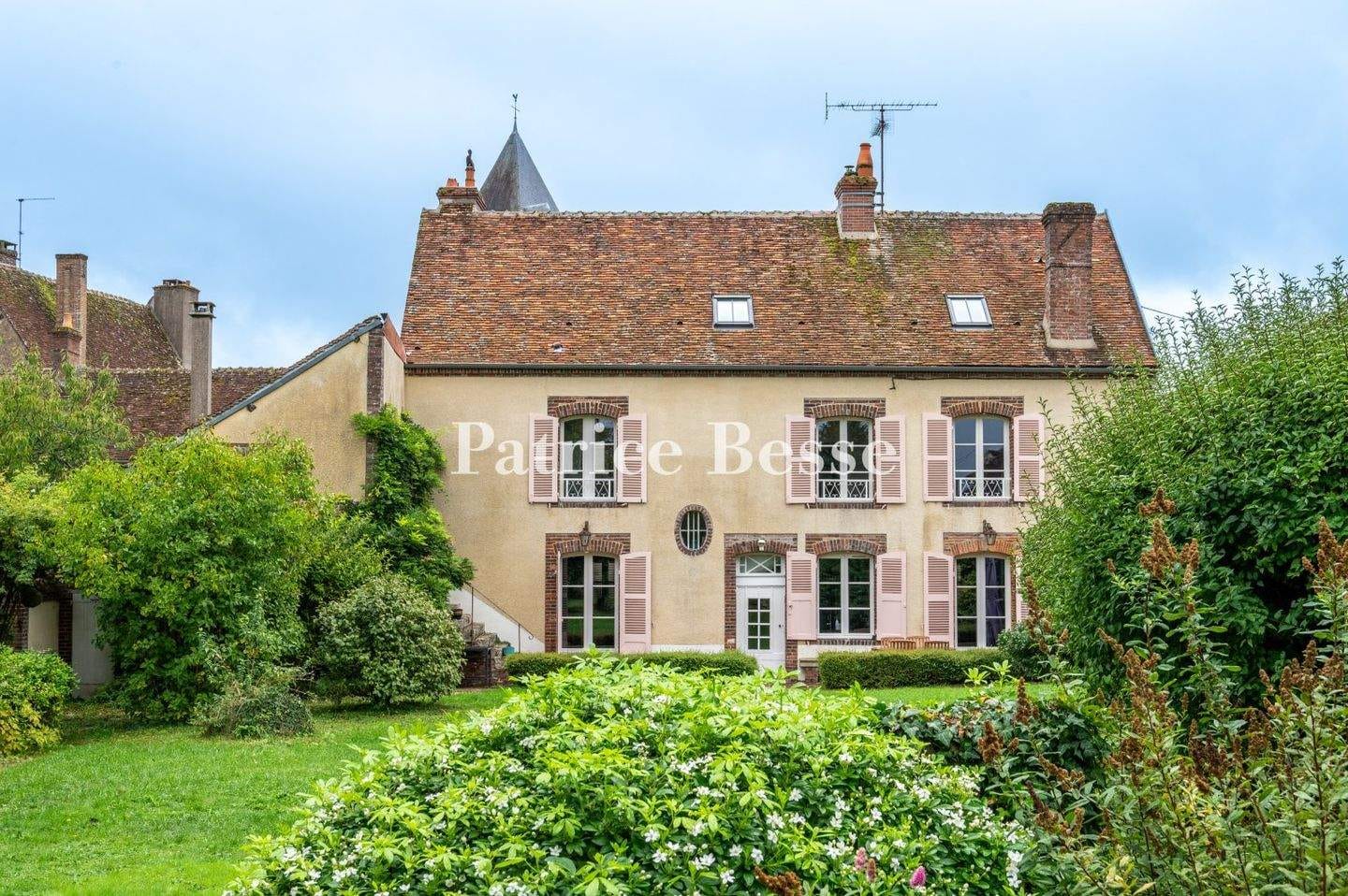 Immobilie in Heidenheim an der Brenz - A stately dwelling and its enclosed garden in the middle of a village, recognised as a "Town of Character", two hours from Paris, nestled within the P - Bild 0