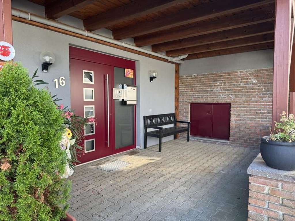 Immobilie in Waldachtal - Einfamilienhaus mit traumhaften Pool und Gartenparadies - Bild 3
