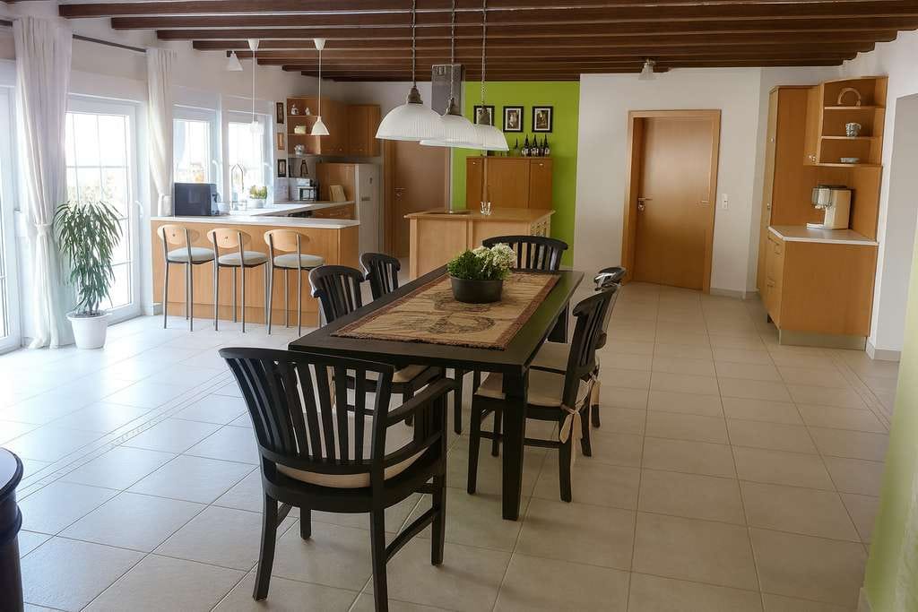 Immobilie in Kirchhundem - Geräumiges Zweifamilienhaus in malerischer Hanglage mit separater Einliegerwohnung. - Bild 2
