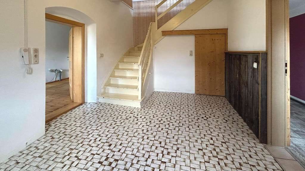 Immobilie in Bodenwöhr - Saniertes Einfamilienhaus mit weitläufigem Grundstück - Bild 2