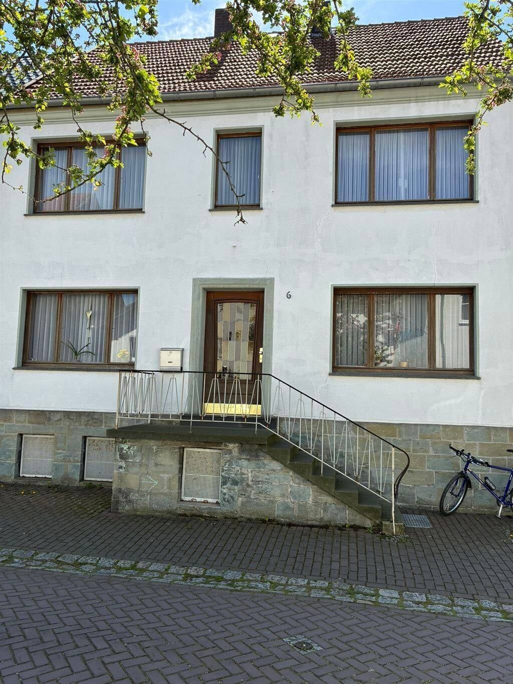 Immobilie in Salzkotten - Haus zum Sanieren in bester Lage plus Grundstück für Ihre Ideen - Bild 2