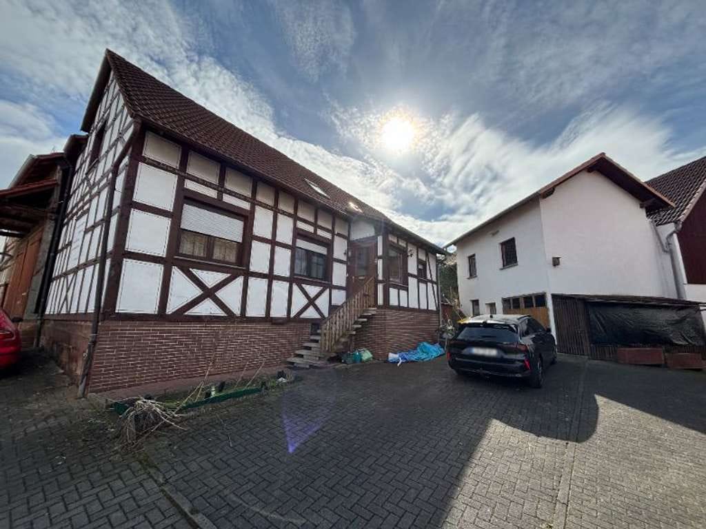 Immobilie in Münchhausen - Niederasphe: Haus im Ensembleschutz mit Werkstatt, Garage &amp; Entwicklungschancen - Bild 0