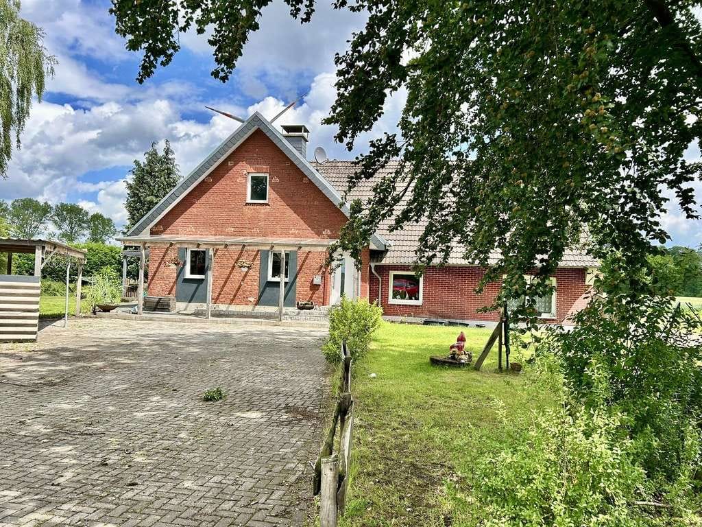 Immobilie in Lengerich - Alleinlage in Lengerich – Zweifamilienhaus mit 2.028 m² Grundstück und viel Potenzial - Bild 0