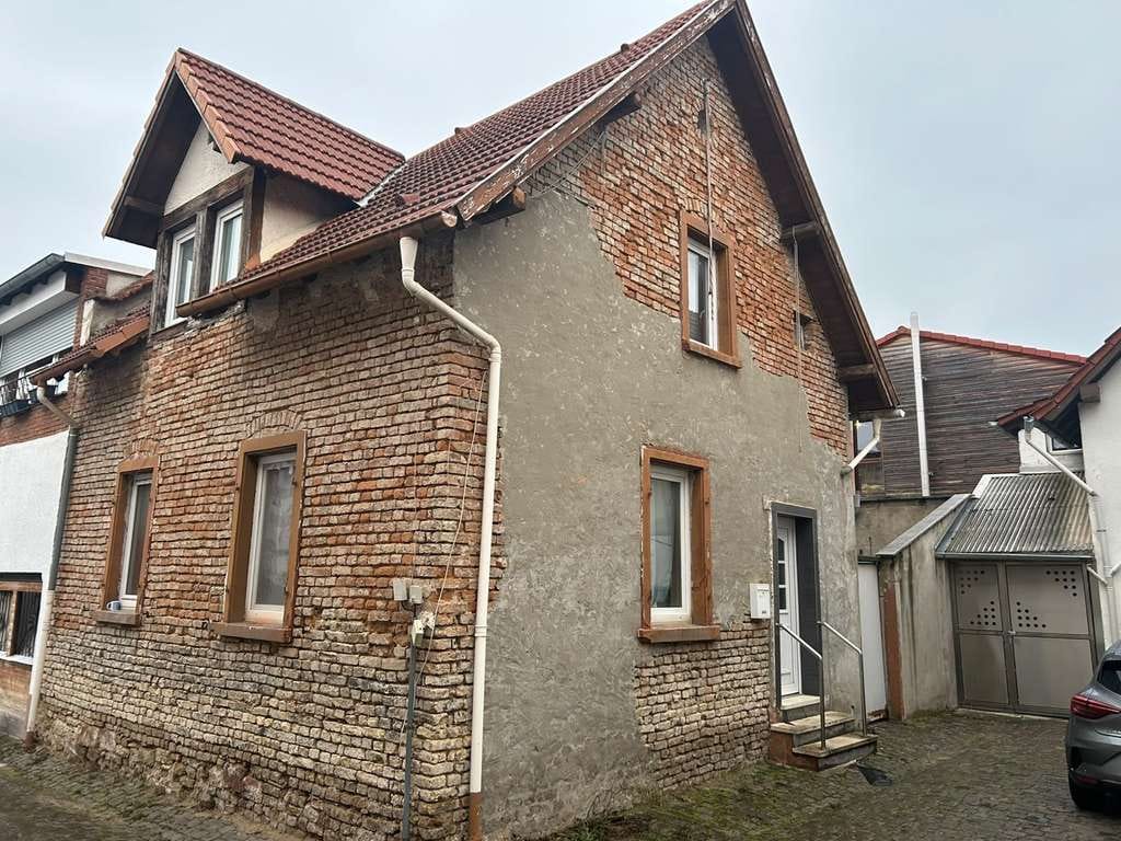Immobilie in Osthofen - Charmantes Stadthaus in Osthofen, Altbaucharme mit Innenhof, Balkon und Kaminofen - Bild 0