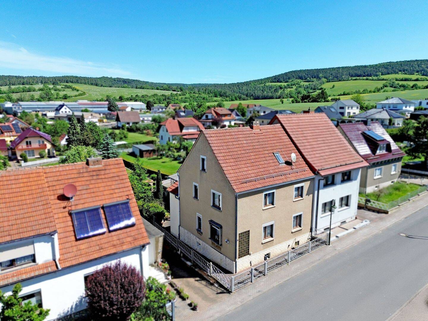 Immobilie in Amt Creuzburg - Familienfreundliches Ein- bis Zweifamilienhaus  - Ruhig gelegen mit großem Grundstück und viel Potenzial - Bild 0