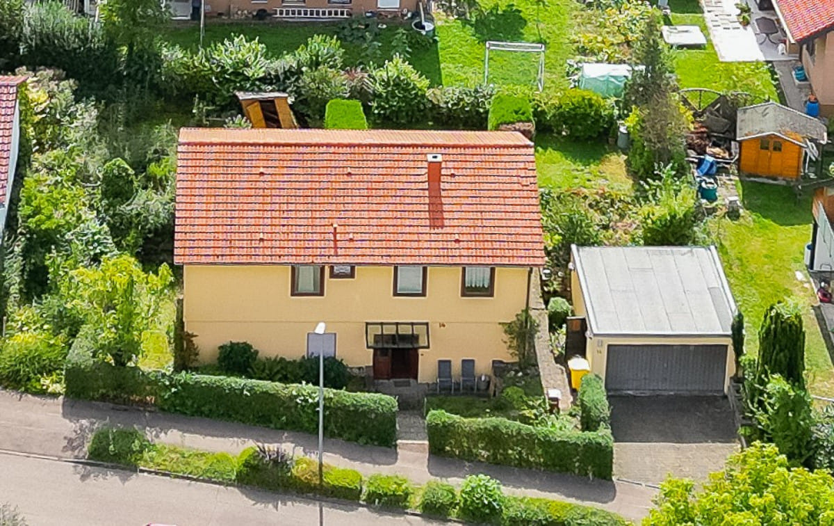 Immobilie in Allmersbach im Tal - ALLMERSBACH: Schönes Haus 137 m2 + Einliegerwohnung in bester Wohnlage! - Bild 0