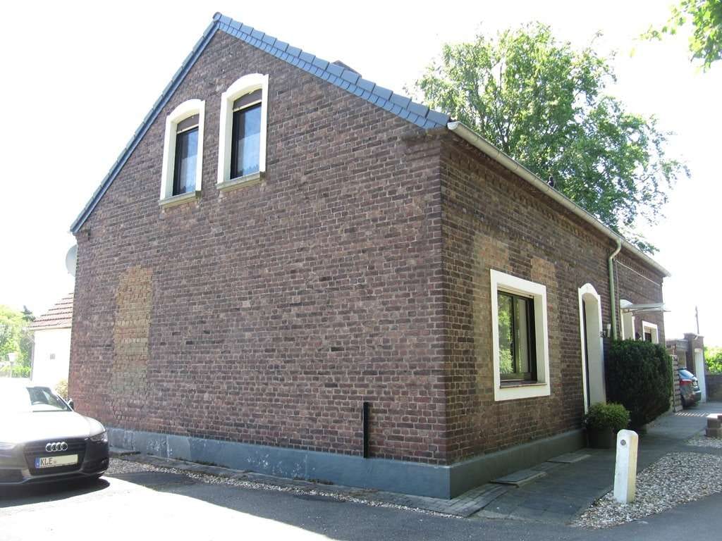 Immobilie in Moers - CHARMANT UND BEZAHLBAR  Doppelhaushälfte mit Garage und großzügigen Grundstück - Bild 0