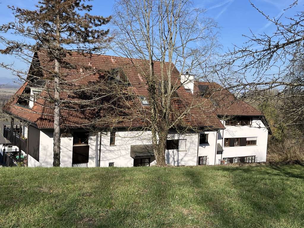 Immobilie in Bad Bellingen - Vermietete 2 - Zimmer - ETW mit Balkon, tollem Blick zu den Vogesen, Kellerabteil , TG-Abstellplatz - Bild 2