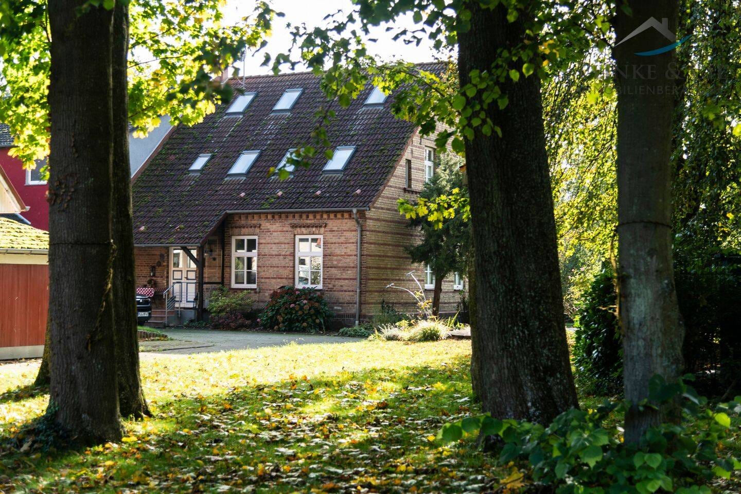 Immobilie in Sundhagen - +++ gepflegte Gutshaus-Hälfte mit großem Grundstück und Saunahaus|Seltenheit +++ - Bild 0