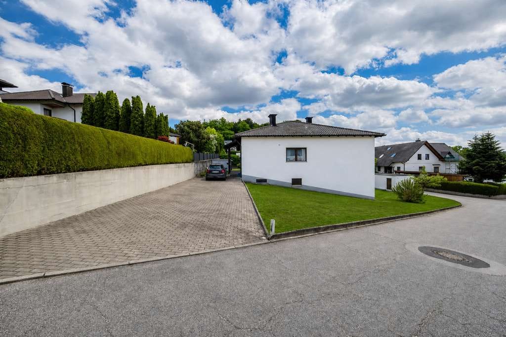 Immobilie in Aiglsbach - Großzügiges Generationenhaus mit Wintergarten, Ausbaupotenzial & traumhaftem Eckgrundstück - Bild 4