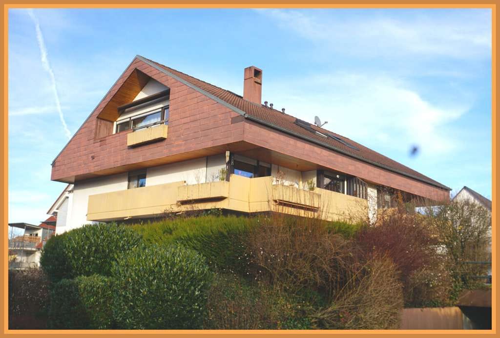 Immobilie in Zell am Harmersbach - Wohnen oder investieren – lichtdurchflutete 2-Zimmer- Dachgeschosswohnung mit besonderem Wohngefühl! - Bild 1