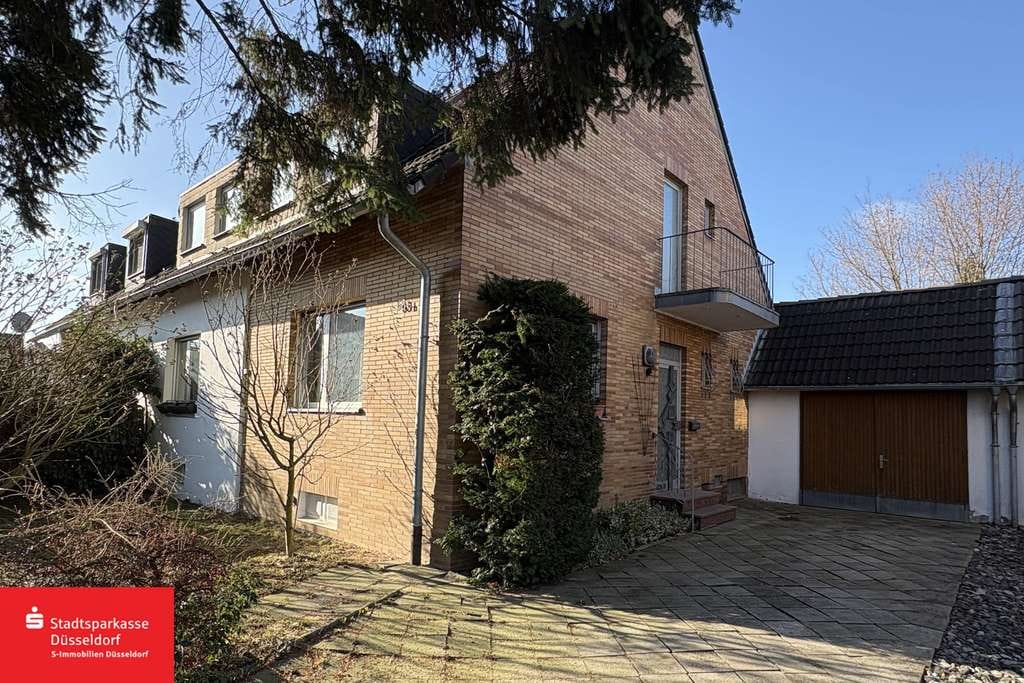 Immobilie in Düsseldorf - Charmante Doppelhaushälfte mit Garten, Einliegerwohnung & Erbpacht in Vennhausen - Bild 0