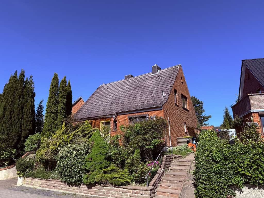 Immobilie in Bad Oldesloe - Sanierungsbedürftiges Einfamilienhaus in bevorzugter Wohnlage; verwirklichen Sie Ihre Vorstellungen! - Bild 0