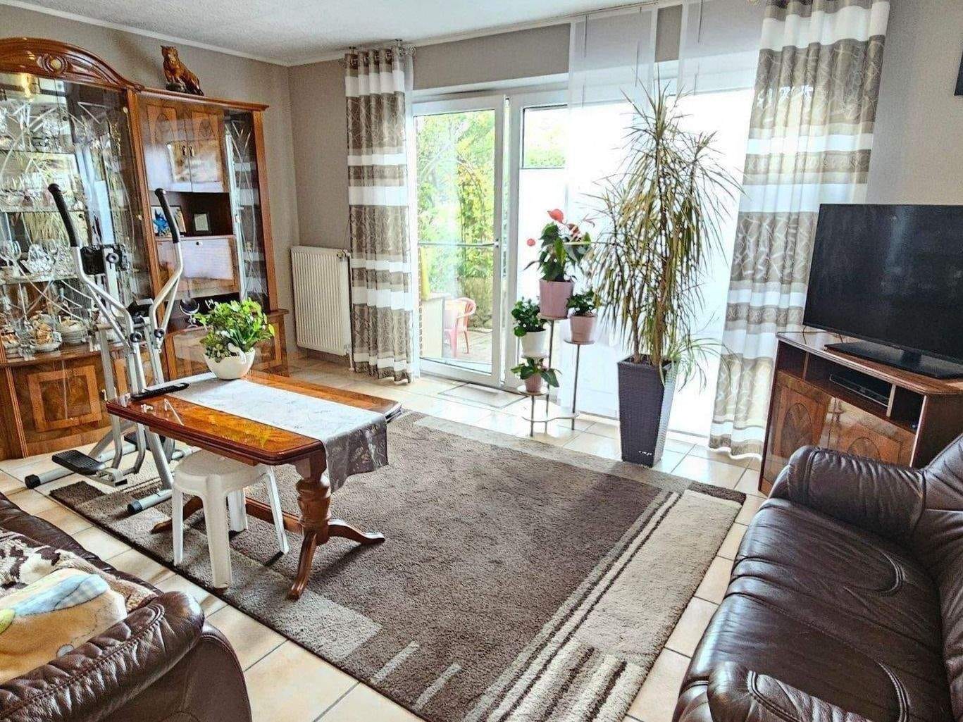 Immobilie in Löningen - Auf der Lage! Erdgeschoss! Gepflegte Wohnung mit überdachter Terrasse und schönem Garten mit Gartenhütte! 4 ZKB mit EBK, HWR und PKW-Stellplatz! - Bild 0